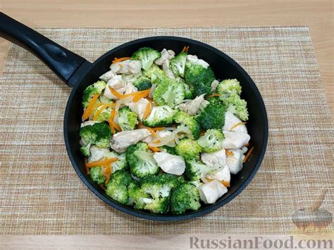 Рецепт: Курица, тушенная с брокколи в сливочном соусе на RussianFood.com
