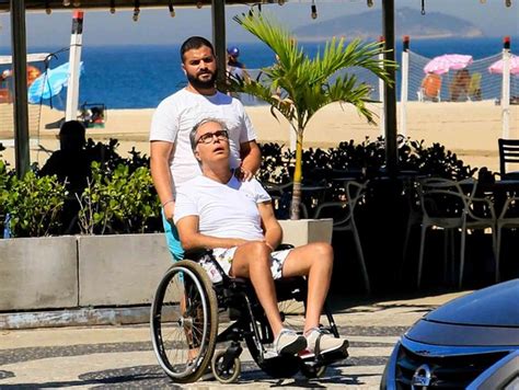 Fl Vio Silvino Clicado Em Passeio Pela Orla De Copacabana