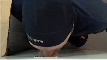 CHUPANDO CURVA SIN CORTAR POLLA EN GLORYHOLE XVIDEOS