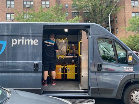 Amazon tests program that pays customers to pick up orders | Fortune