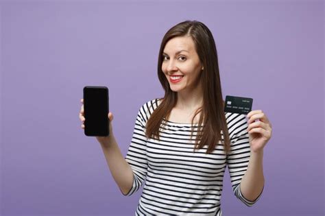 Menina Morena Jovem Em Roupas Listradas Casuais Posando Isolado No