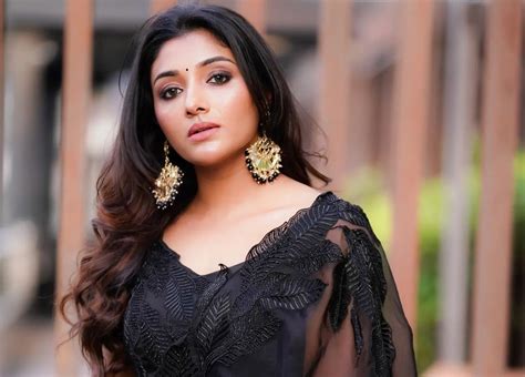 குட்டி தொப்பையும் க்யூட்டாத்தான் இருக்கு!..அரைகுறை உடையில் சூடேத்தும் ... 