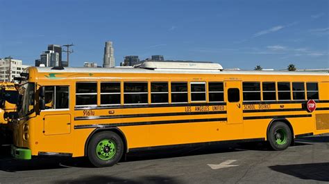 Blue Bird just got its single largest electric school bus order yet ...