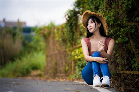 4K 5K 6K Asian Pose Jeans Singlet Hat Bokeh Brunette Girl HD