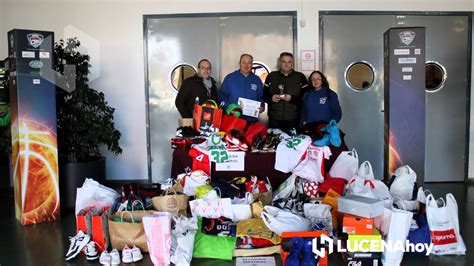 GALERÍA El Club Baloncesto Lucena recoge multitud de ropa y material