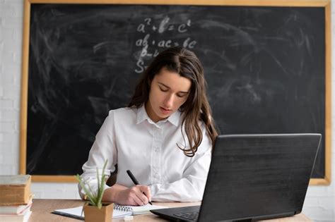 Une enseignante ou une étudiante étudie à distance en ligne dans la