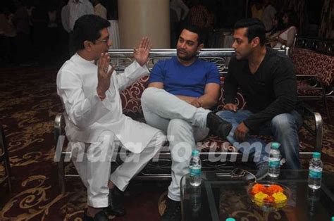 Raj Thackeray Was Snapped In Conversation With Aamir Khan And Salman