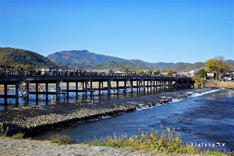 京都嵐山必拍景點 嵐山渡月橋嵐山公園桂川屋型船 春櫻秋楓一年四季都有不同迷人的風情 樂活的大方