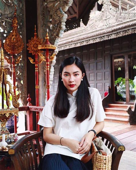 Chẳng thể rời mắt với nàng hot girl sở hữu vẻ đẹp cổ điển và cực nữ tính