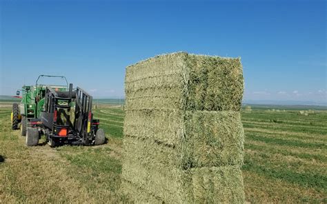 John Deere Offers New Solutions For Handling Large Square Balers