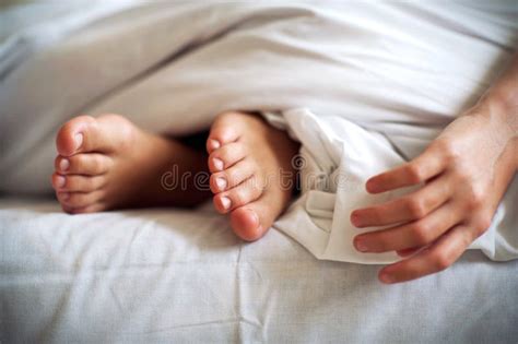 Piedi E Mano Del Bambino Di Sonno Su Biancheria Da Letto Bianca