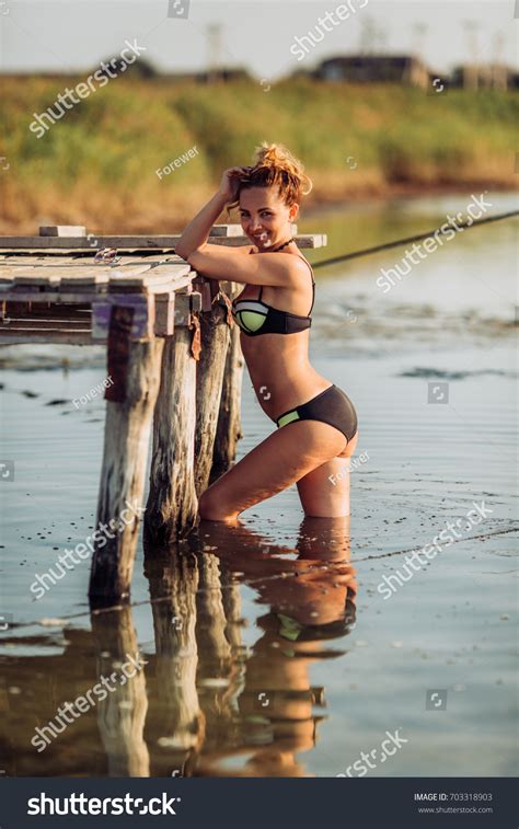 Sexy Bikini Girl Posing Beach Foto Stok 703318903 Shutterstock
