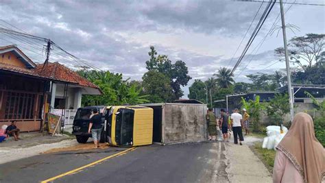 Akibat Pecah Ban Sebuah Mobil Box Oleng Dan Terbalik Di Pamarican Ciamis