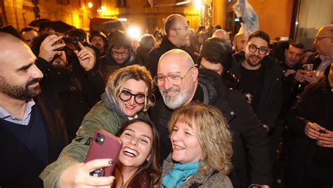 Primarie Pd L Ultima Uscita Di Stefano Bonaccini Sotto Casa Dalla