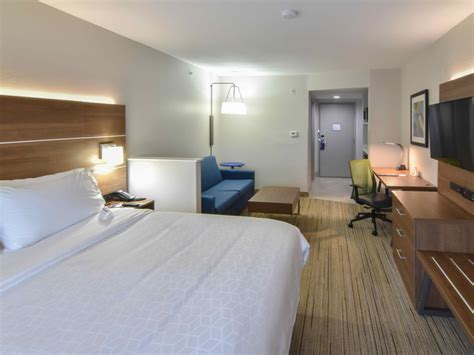 Pet-Friendly Hotel Indianapolis | Holiday Inn Express & Suites ...