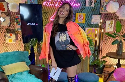 Foto Bareng Seorang Pria Di Pinggir Kolam Renang Penampilan Seksi Nia Ramadhani Pakai Bikini