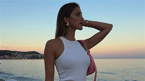 Iris Mittenaere en lingerie elle fait monter la température