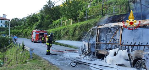 Dodici Passeggeri In Salvo Dall Autobus In Fiamme Prima Il Levante