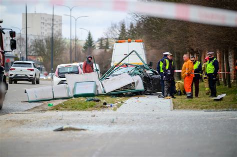 Wypadek na Bałutach Porsche wjechało w przystanek MPK Łódź ZDJĘCIA