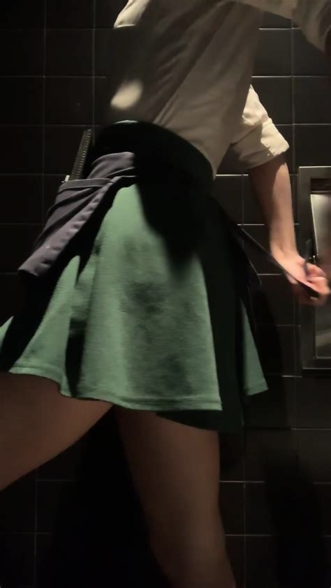 The Waitress Showed Her Pussy For A Tip