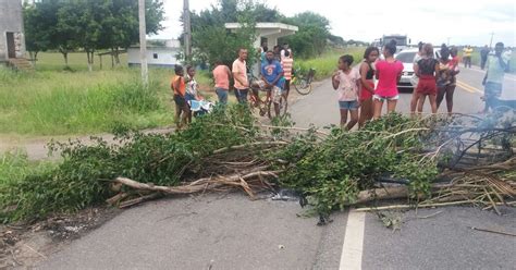 G1 Moradores fecham BR 356 por causa da falta d água em Cardoso