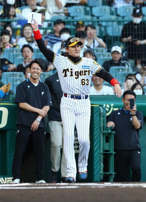 日本ハム・新庄監督 笑撃甲子園！阪神縦じまユニで登場「怒られる前提」罰金覚悟の交流戦快幕― スポニチ Sponichi Annex 野球