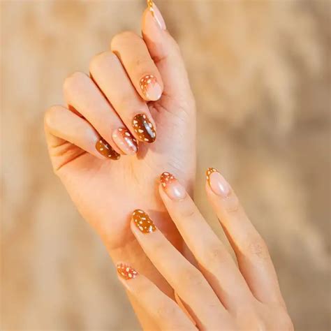 Uñas cortas de color nude diseños que desbancan al color rojo y