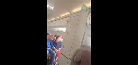 Vídeo passageiro abre porta de avião em pleno voo na Coreia do Sul O