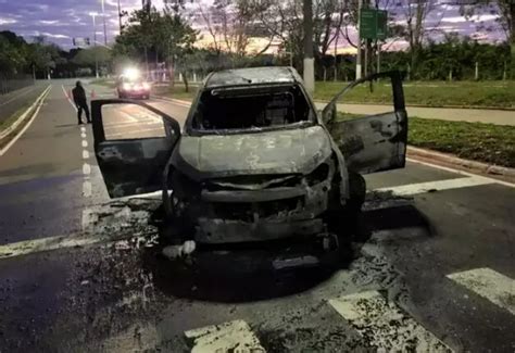 Carro pega fogo e fica completamente destruído nos altos da Afonso Pena