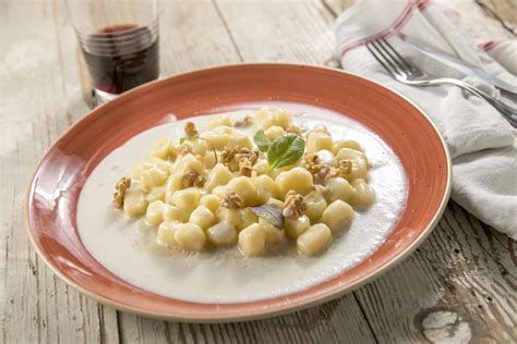 Gnocchi Di Patate Con Crema Di Pecorino E Noci Fumaiolo