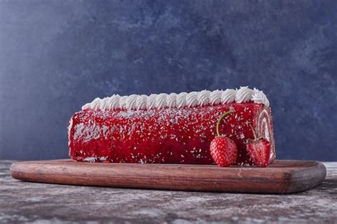 Gâteau Roulé Suisse à La Gelée Rouge Et Crème Blanche Servi Avec Des