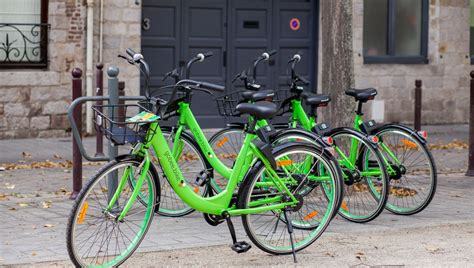 Paris des vélos en libre service sans bornes viennent concurrencer