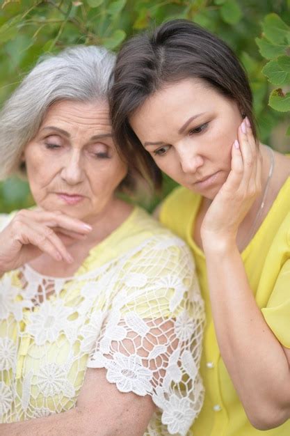 Retrato De Una Anciana Triste Con Una Hija Adulta En El Parque Foto