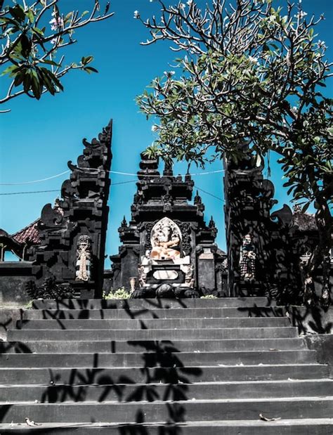 T Pico Templo Hind Balin S La Puerta De Las Escaleras Y El Templo Ubud