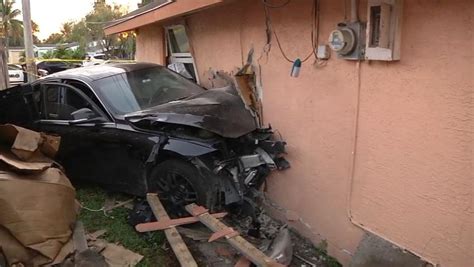 Un automóvil choca contra el dormitorio de una casa en el sur de la