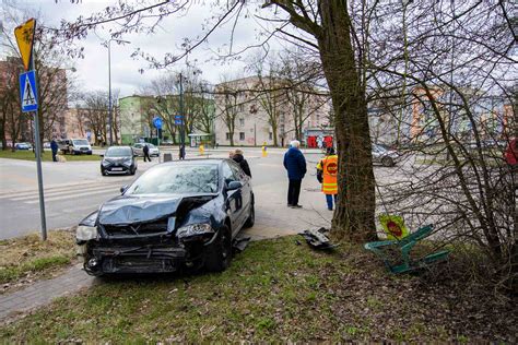 Wypadek na Bałutach Porsche wjechało w przystanek MPK Łódź ZDJĘCIA