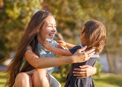 Madre e hija en el parque foto de archivo. Imagen de hija - 32985838