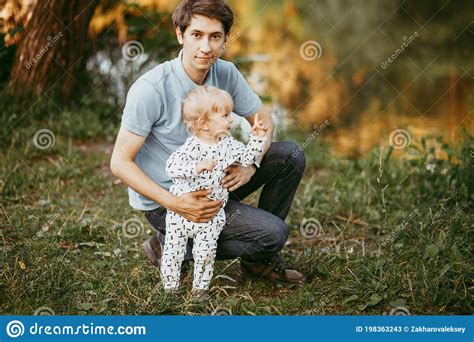 Feliz Padre Familiar E Hijo Caminando Por La Naturaleza Imagen De