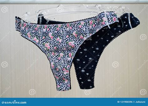 Donkerblauwe Lingerie Het Blauwe Kantleren Riem Hangen Op Een Speld Stock Foto Image Of Donker