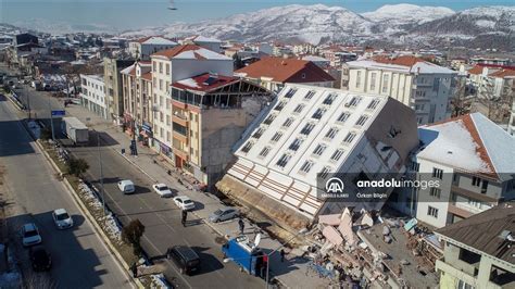 Adıyaman da bir apartman depremin etkisiyle tek parça halinde yan yattı