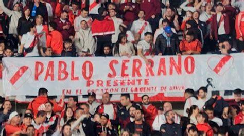 La Bandera En Homenaje Al Hincha Pablo Serrano En El Sector Del Monumental Donde Murió Tras Caer