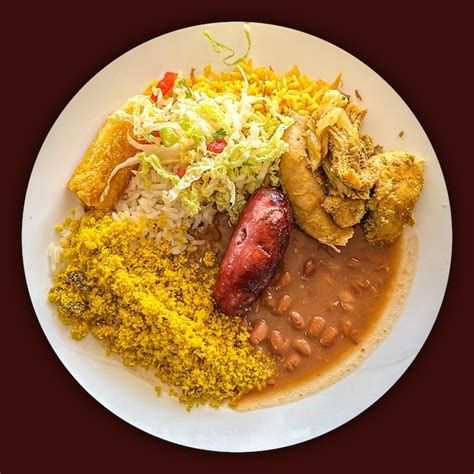 Un Plato De Comida Con Arroz Y Frijoles Archivo Psd Premium