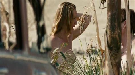 Unknown Nuda ~30 Anni In Into The Wild Nelle Terre Selvagge