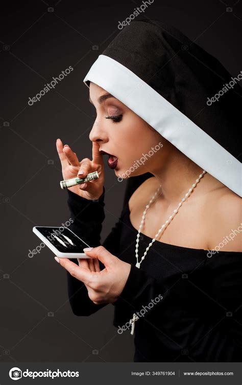 Сексуальная Монашка Банкнотой Долларах Смартфоном Кокаиновыми Линиями ...