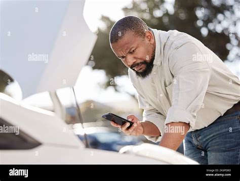 Vous pouvez toujours modifier un grand plan un homme mature coincé avec sa voiture à l