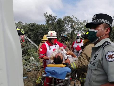 Volcadura de un camión de ADO en la carretera Cancún Mérida deja saldo