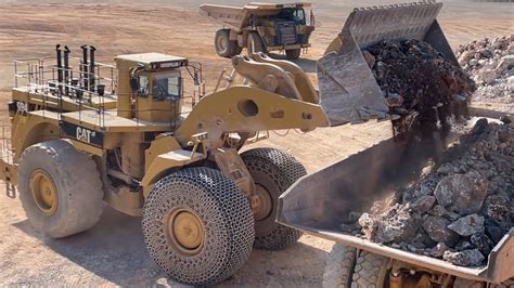 Huge Caterpillar Wheel Loader Loading Caterpillar F Dumpers