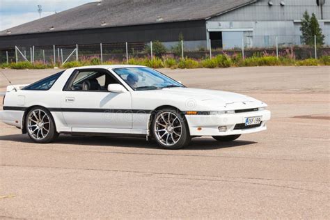 El Coche Deportivo De Toyota Supra SZ Va Abajo De La Calle Fotografía