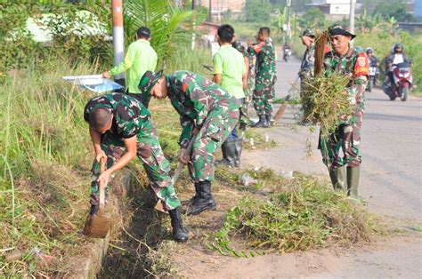 Karya Bakti TNI Korem 044 Gapo Bersihkan Tempat Ibadah Dan Fasilitas