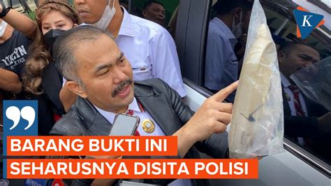 Saat Kuasa Hukum Tunjukkan Sandal Berdarah Diduga Milik Brigadir J